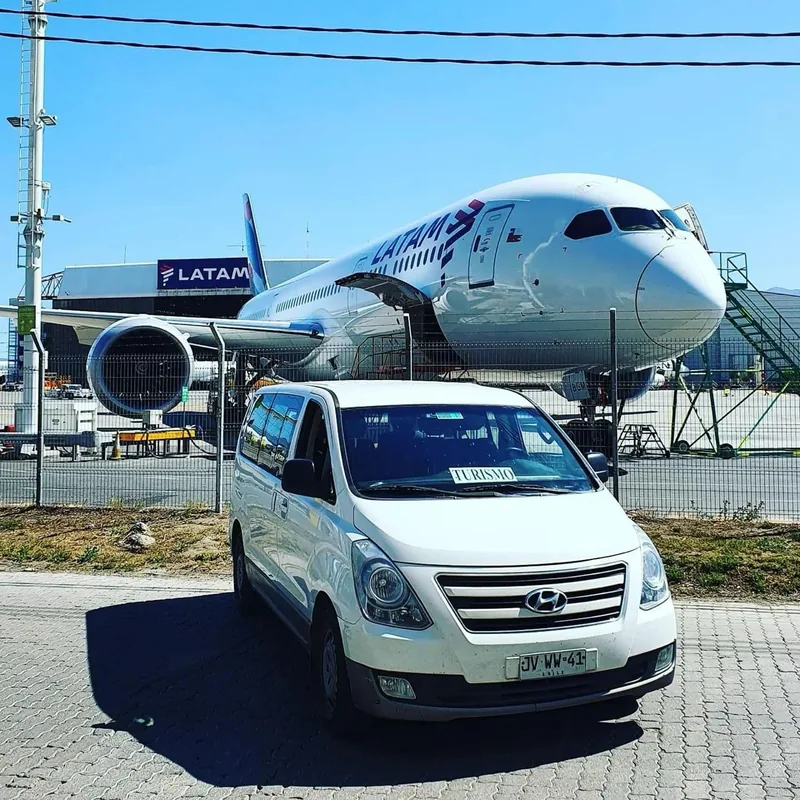 Vehículo junto a un avión