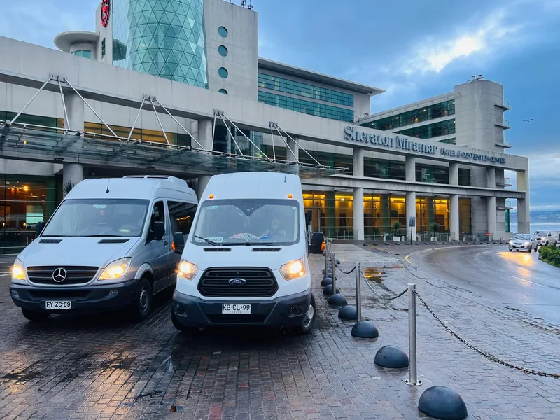 Minibuses frente a un hotel