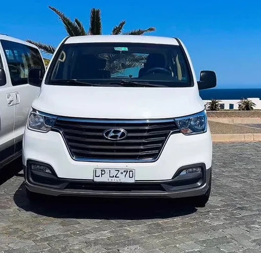 Vehículo de TransVE Tours junto a la costa