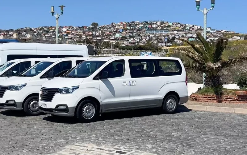 Vehículos junto a la costa