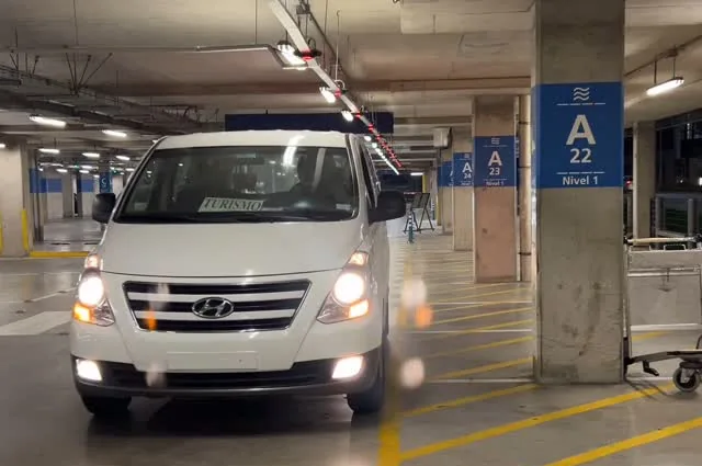 Vehículo de TransVE Tours en un estacionamiento